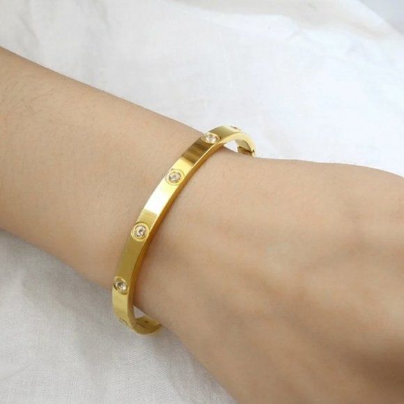 Jewelry - *NEW Yellow Gold Round Diamond Bangle Bracelet